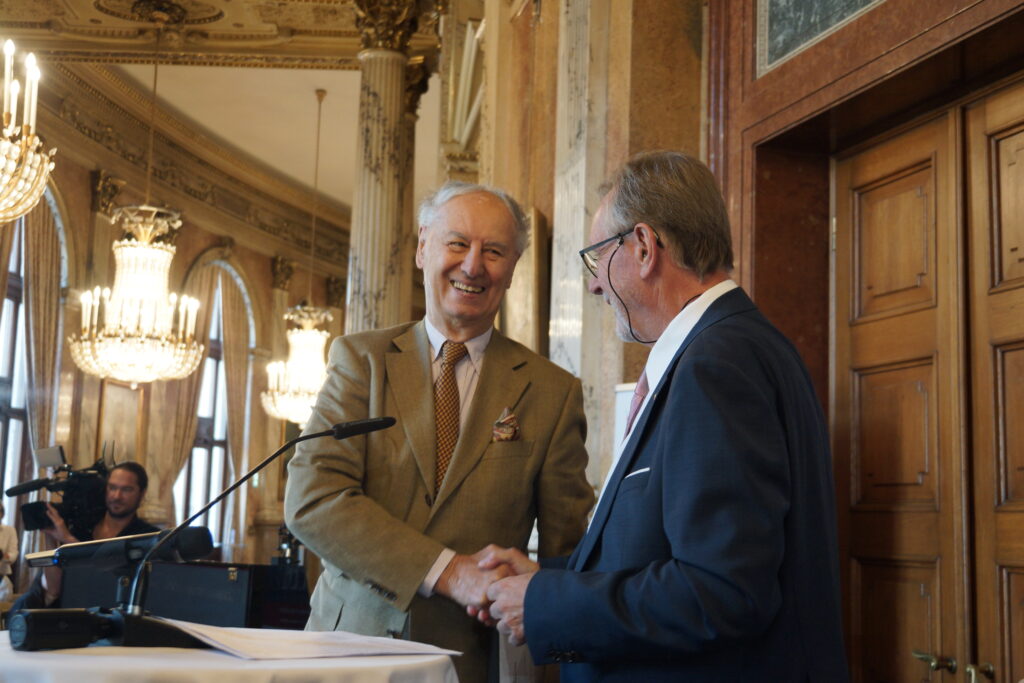 Ehemaliger Präsident der Burgtheaterfreunde Egon Sattler und amtierender Präsident Peter Jiru